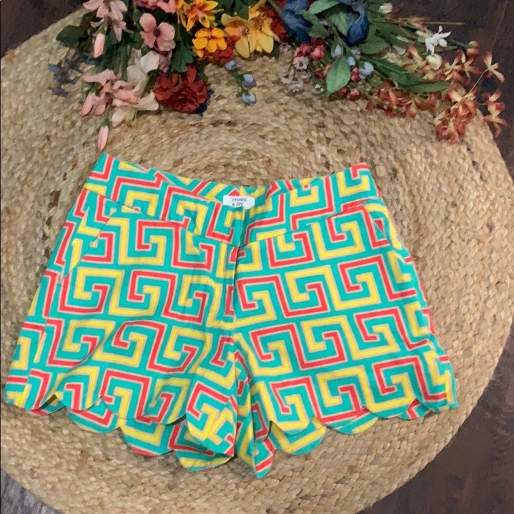 Crown & ivy size 2 scalloped shorts